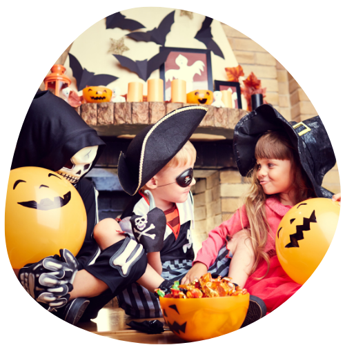Crianças com fantasias e decorações de halloween SAIPOS