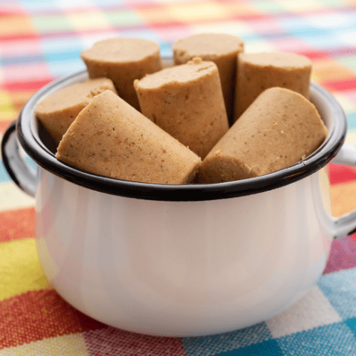 imagem com uma caneca branca cheia de paçocas