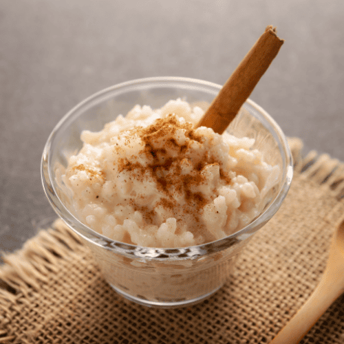 Imagem com uma pequena taça com arroz doce