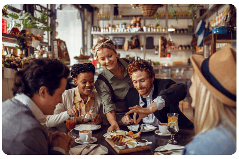 restaurante com pessoas e comida