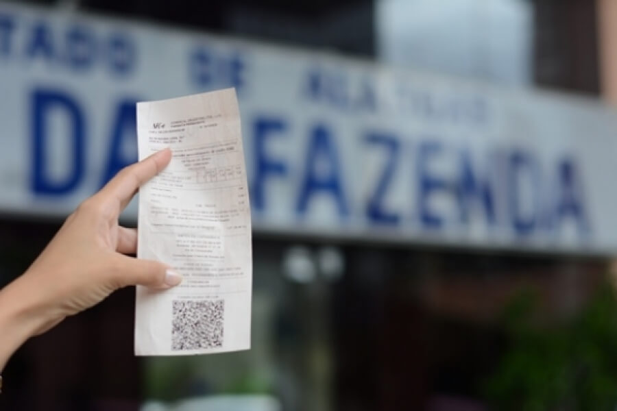 Pessoa segurando a nova NFC-e em Santa Catarina