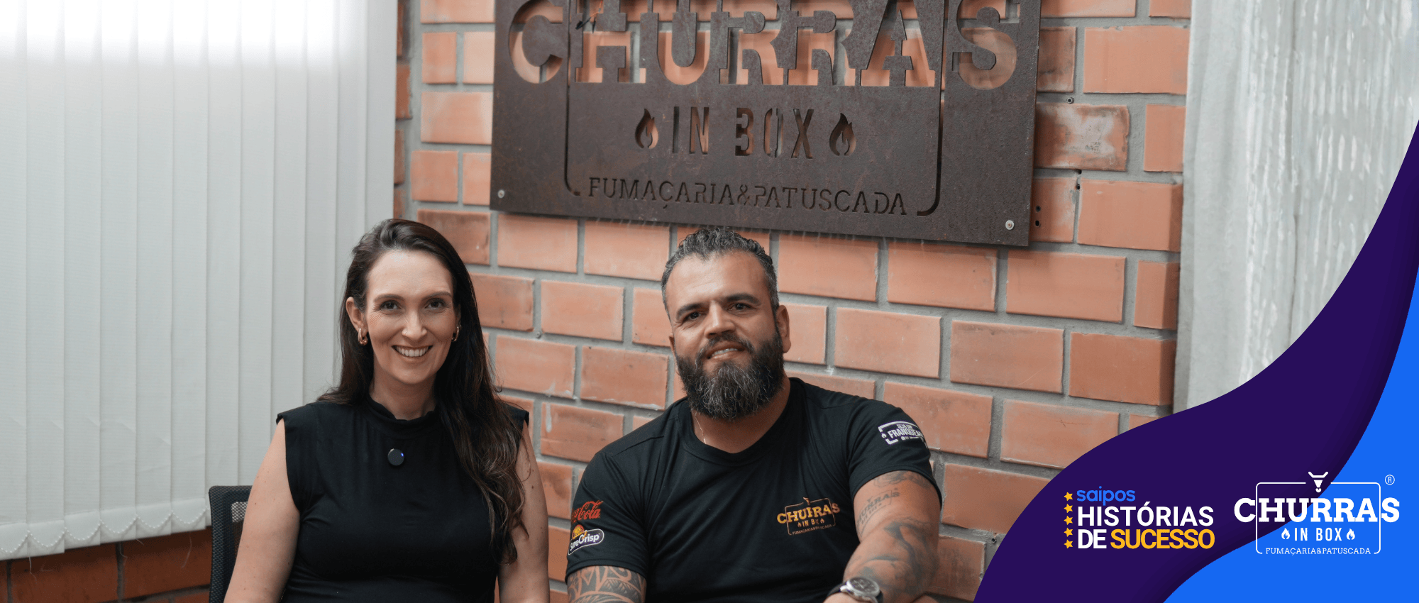 Casal sentado em frente à placa do restaurante Churras In Box, representando a historia de sucesso do churras in box com a Saipos.