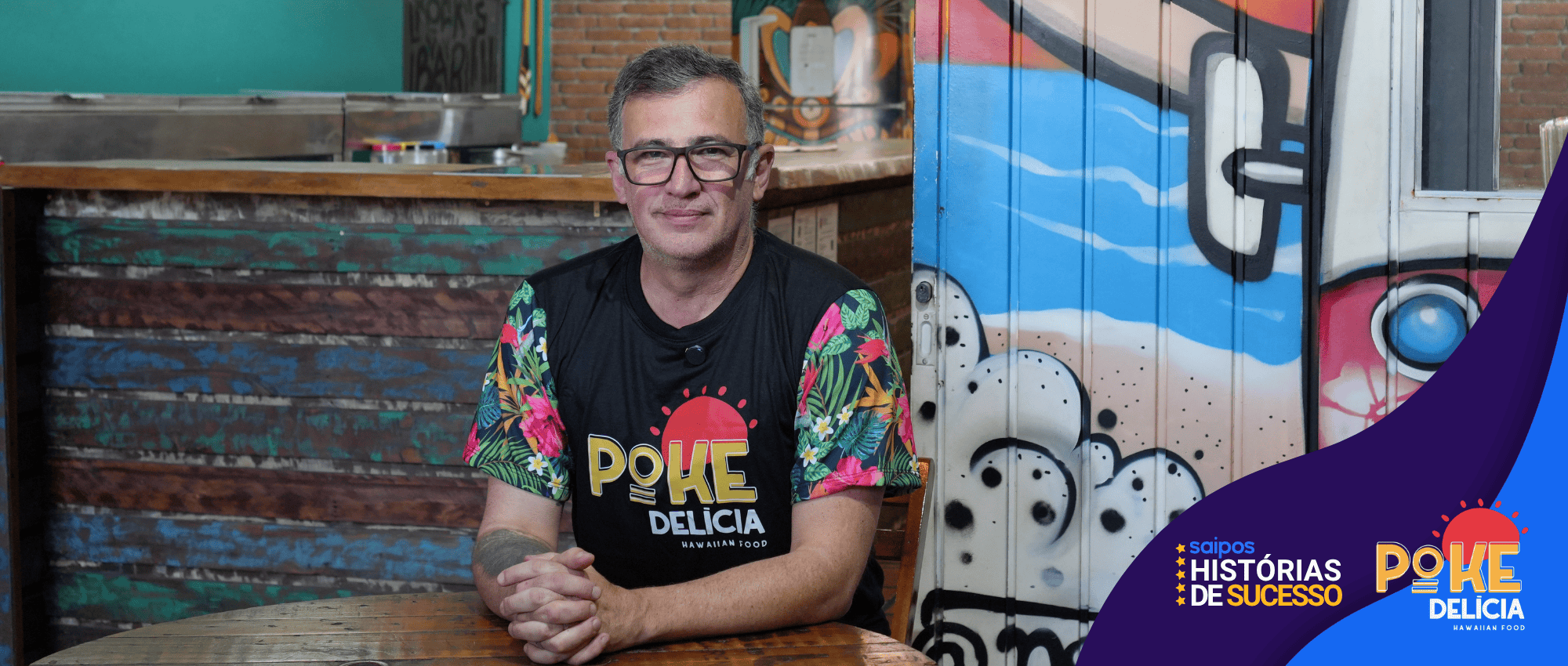 Homem com camiseta da Poke Delicia sentado em restaurante, ao lado da arte “Histórias de Sucesso”, representando a história de sucesso da poke delicia com a Saipos