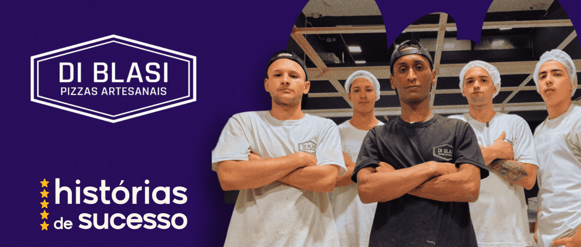 Colaboradores da Di Blasi Ilha do Governador clientes Saipos, posando dentro da cozinha da unidade.