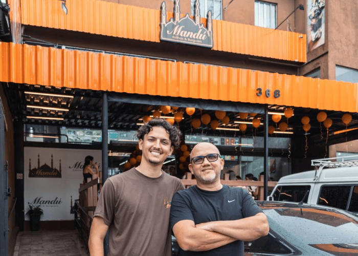 Fabiano e Matheus clientes Saipos em frente ao restaurante Mandu