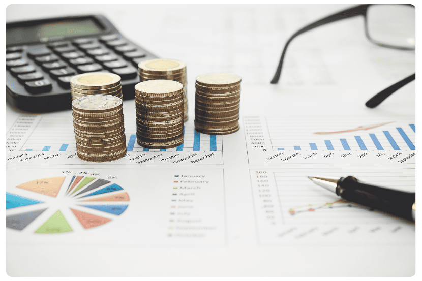 moedas e gráficos com caneta e calculadora