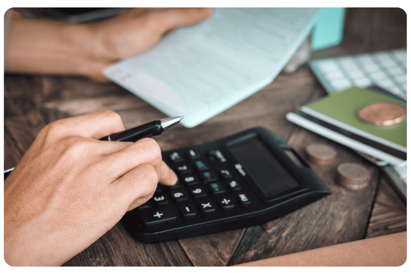 calculadora e caneta em uma mesa