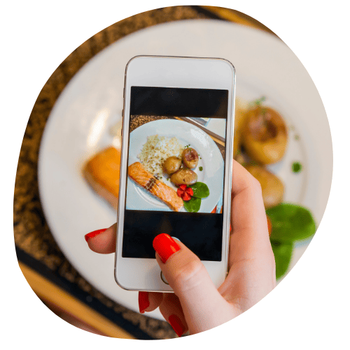 imagem com prato de comida e celular