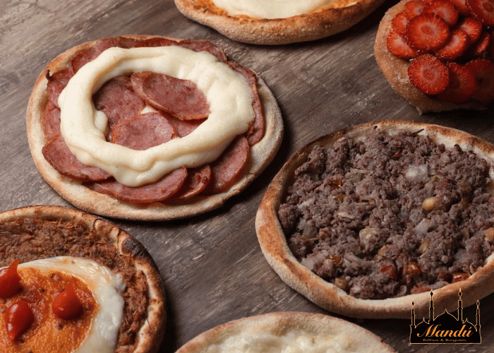 Esfihas artesanais sobre tábua de madeira rústica, com sabores variados.