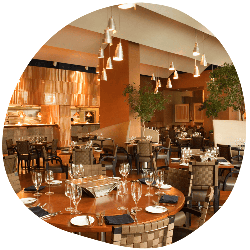 Imagem da decoração de um restaurante. Mesas com taças de vinho. Todos os detalhes com a cor marrom