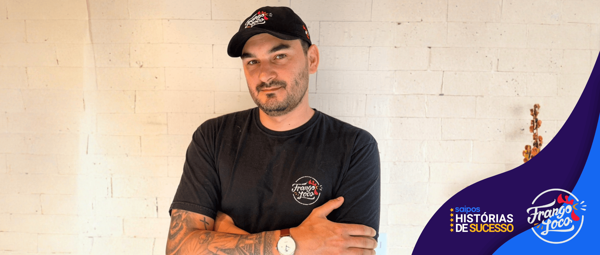 homem proprietário do frango loco usando camiseta e boné da marca para histórias de sucesso da saipos