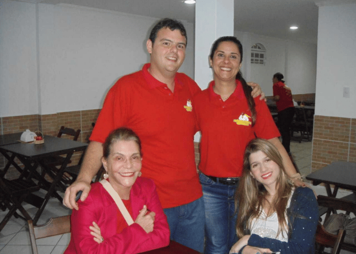 Proprietário posa ao lado de sua família na inauguração da Frangolandia