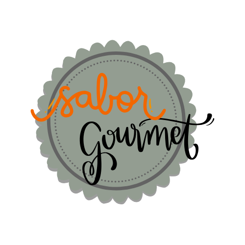 logo de marmita gourmet em letras pretas e amarelas com fundo cinza 