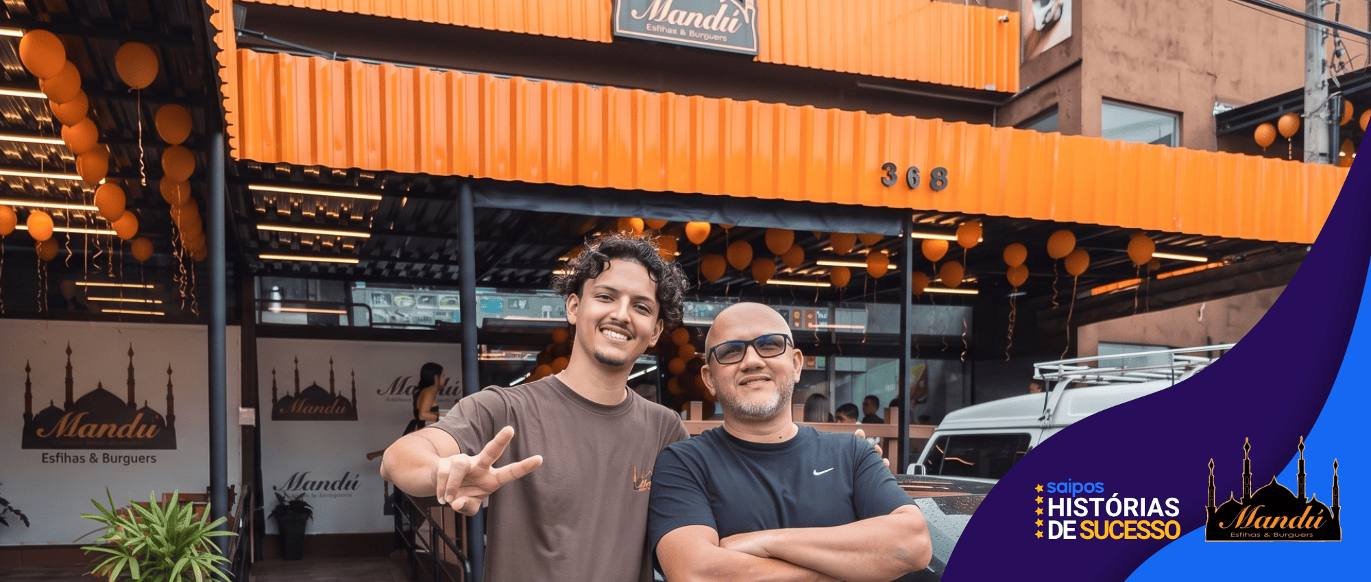 proprietários do Mandú Esfiha & Burguer posam em frente ao restaurante, em um dia ensolarado e quente. A imagem transmite o clima acolhedor e familiar da história de sucesso Mandú Esfiha & Burguer. Saipos
