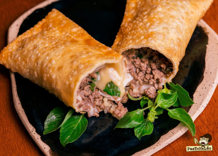 Delicioso pastel de carne com queijo da Pastchêlão cliente da Saipos