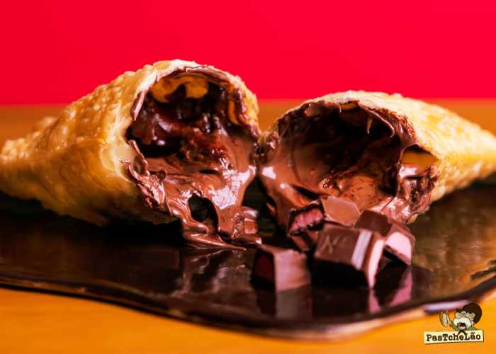 Pastel de chocolate stikadinho da Pastchêlão cliente da Saipos