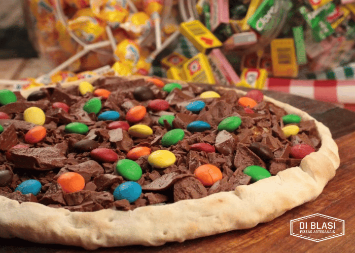 Pizza de chocolate preto com mm's da Di Blasi cliente Saipos
