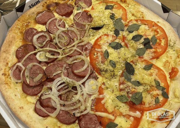 Pizza meio a meio calabresa e marguerita da Di Blasi, cliente Saipos.