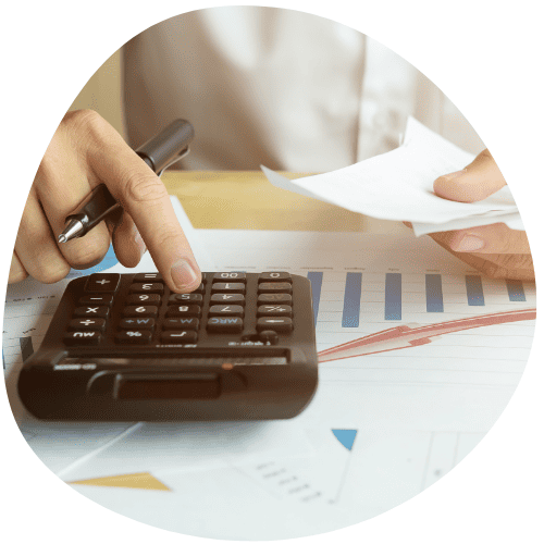 imagem contendo uma calculadora sendo utilizada por alguém que está criando um projeto