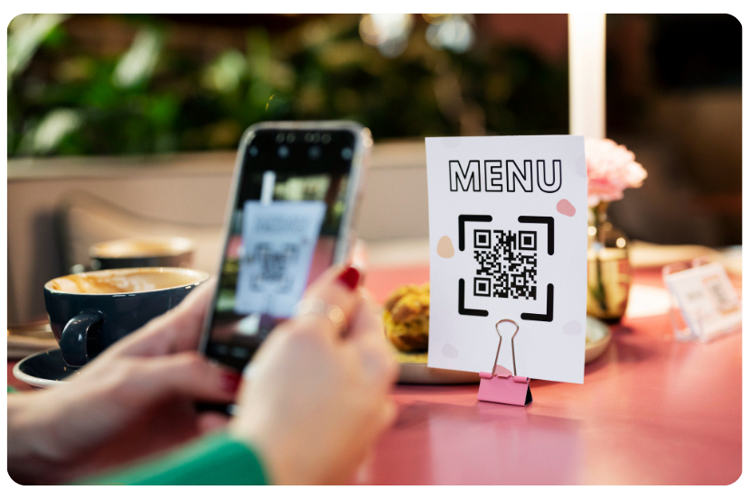 Mesa com tela de celular e QR code SAIPOS