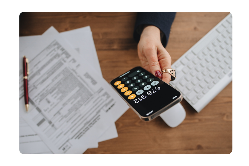 moça segurando telefone SAIPOS 