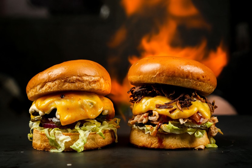 Dois hamburgueres com fundo de fogo