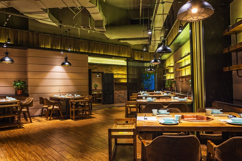 Salão de restaurante com corredor livre e iluminação ambiente