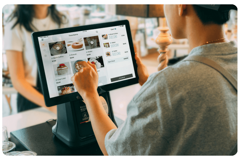 Pessoa realizando pedido em um sistema de self checkout restaurante 